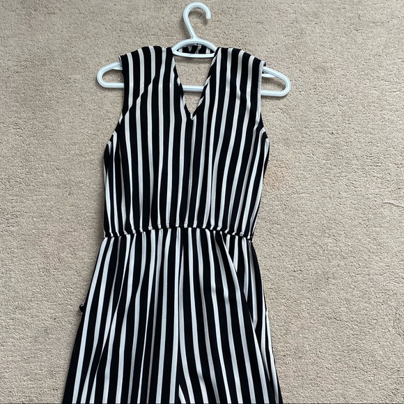 Size medium jumpsuit. Barely worn, light material - Picture 2 of 3